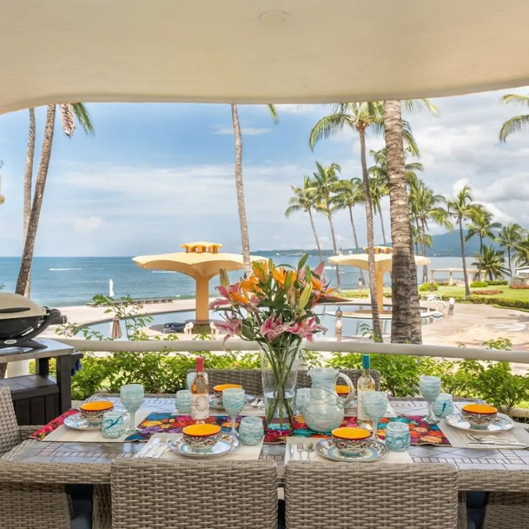 Ocean Front Condo With Pool Sleeps 6 Adults