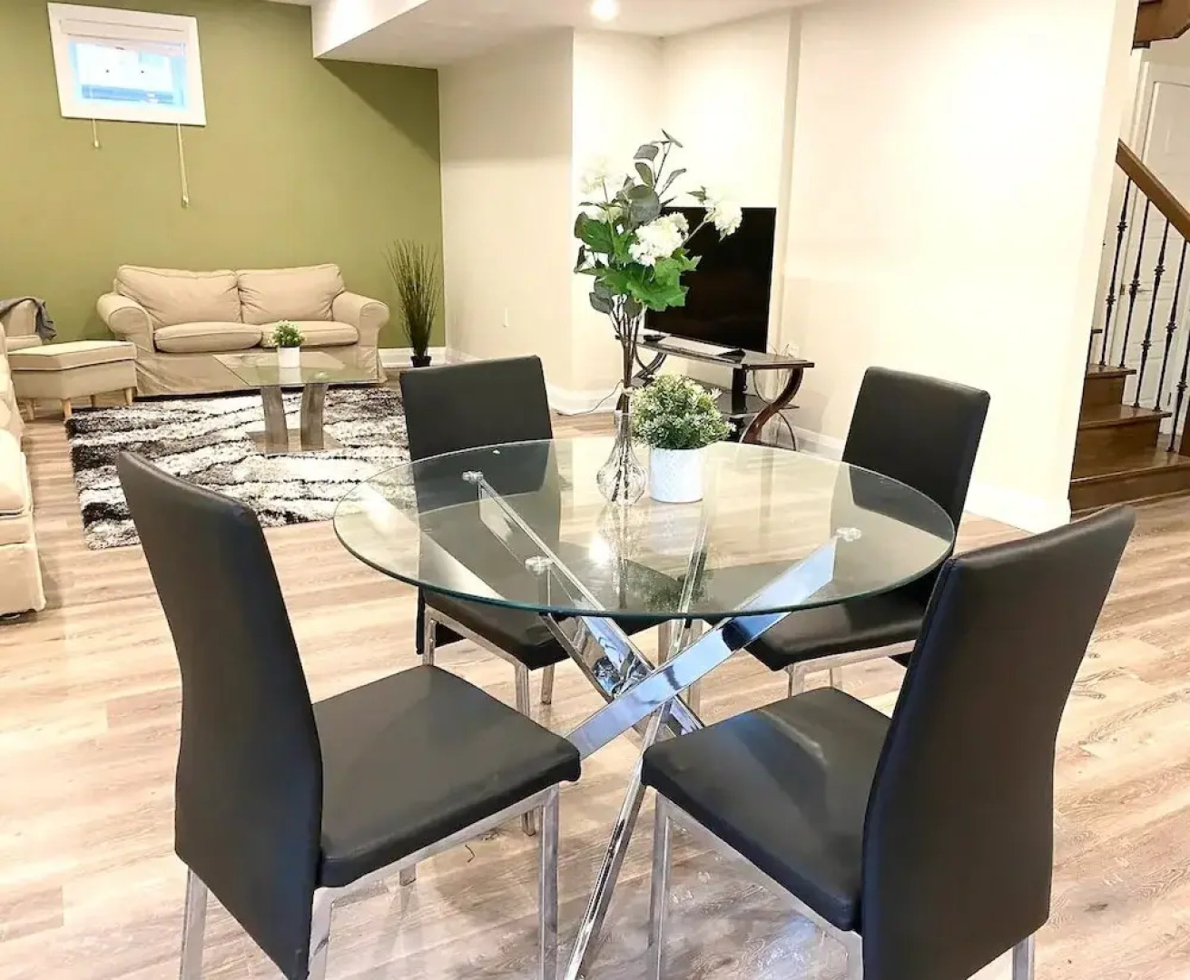 Brand New Walk Out Bsmt Apt Near Beach