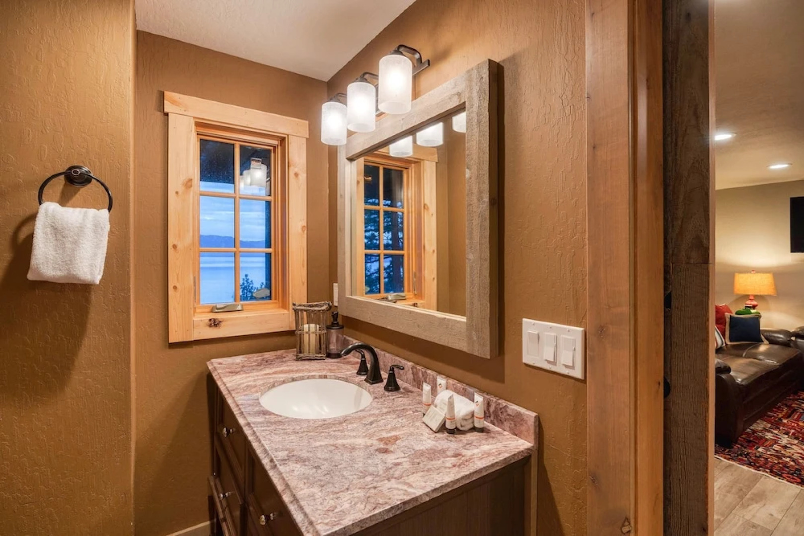 5BR 4BA Lake View Cabin by RedAwning