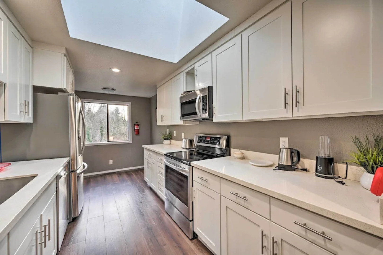 Shoreline Home w/ Deck ~ 14 Mi to Downtown Seattle