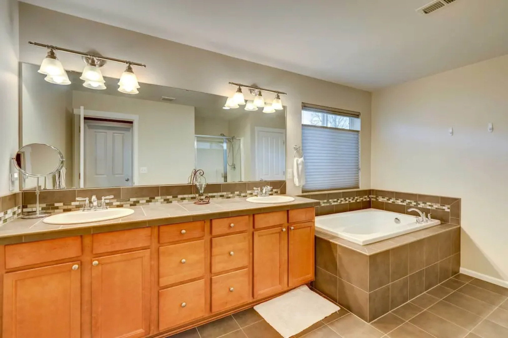 Spacious Kent Home Near Seatac Airport w/ Patio