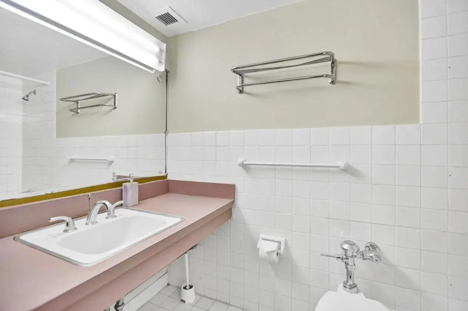 1BR1BATH GORGEOUS HALLANDALE BEACH with POOL and FREE PARKING