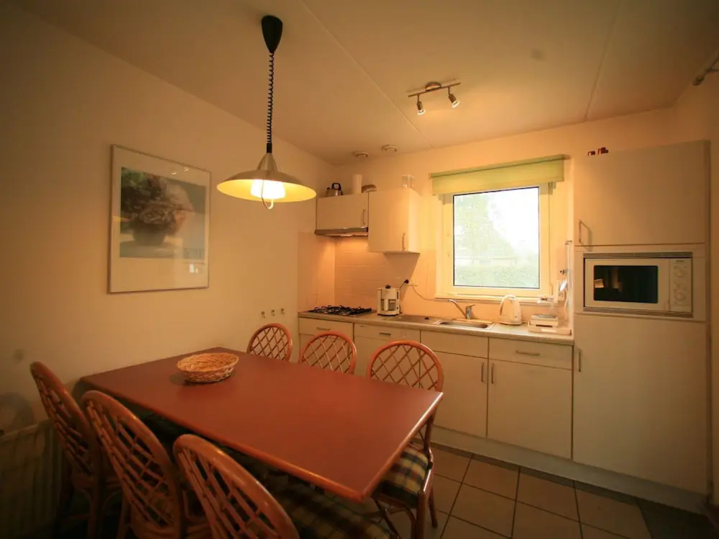 Detached bungalow with microwave and WiFi, within nature