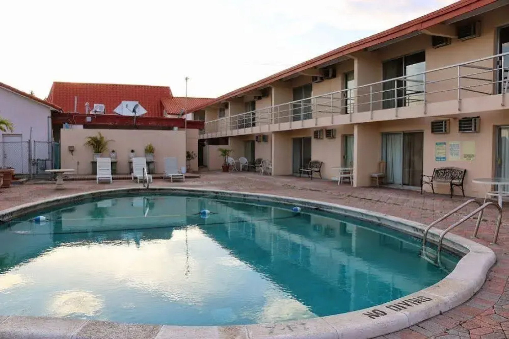 Camelot Waterfront Inn