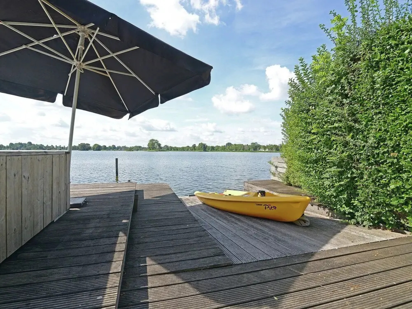Stylish Bungalow With Gorgeous Location on Reeuwijk Lake
