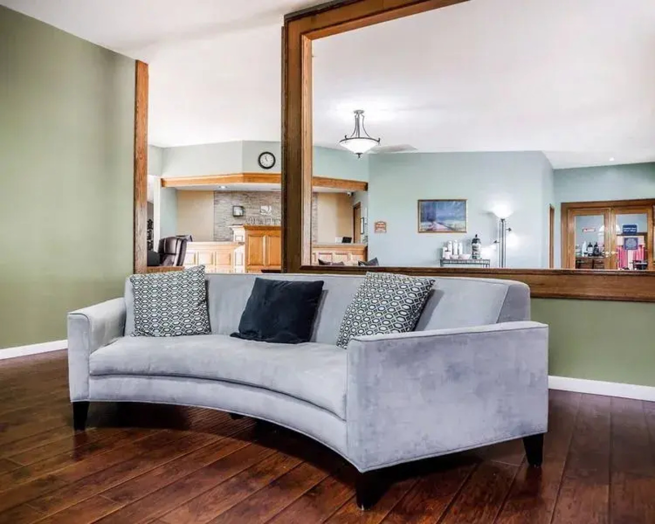 Suburban Studios Kansas City Airport North