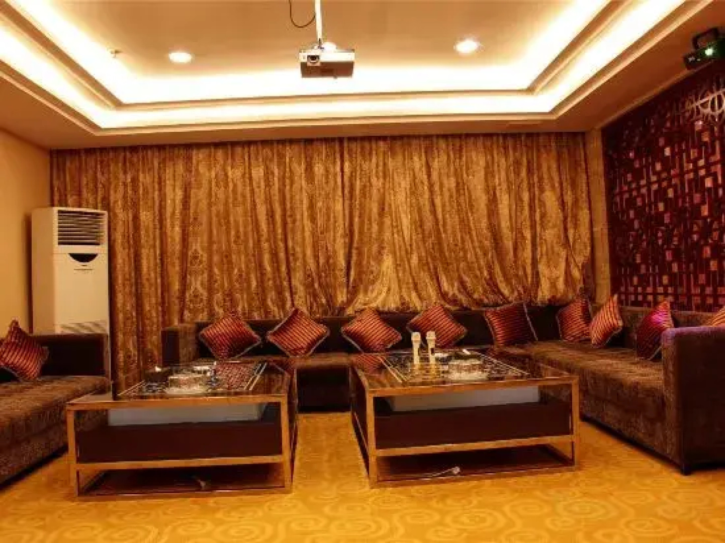 Haining Holiday International Hotel