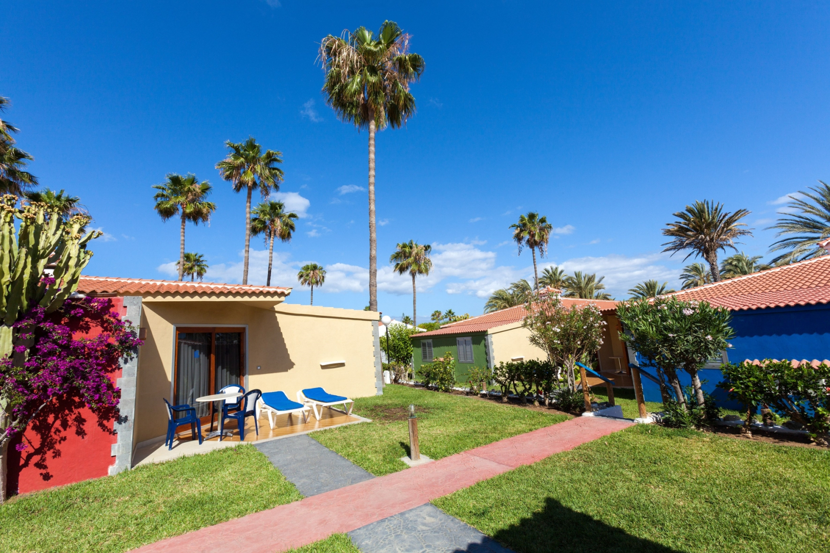 Отель HL Miraflor Suites