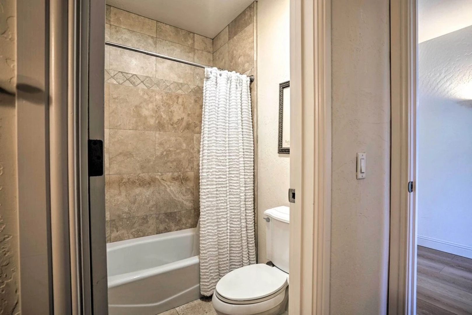 Luxe Getaway w/ Riverfront Views in Grants Pass!