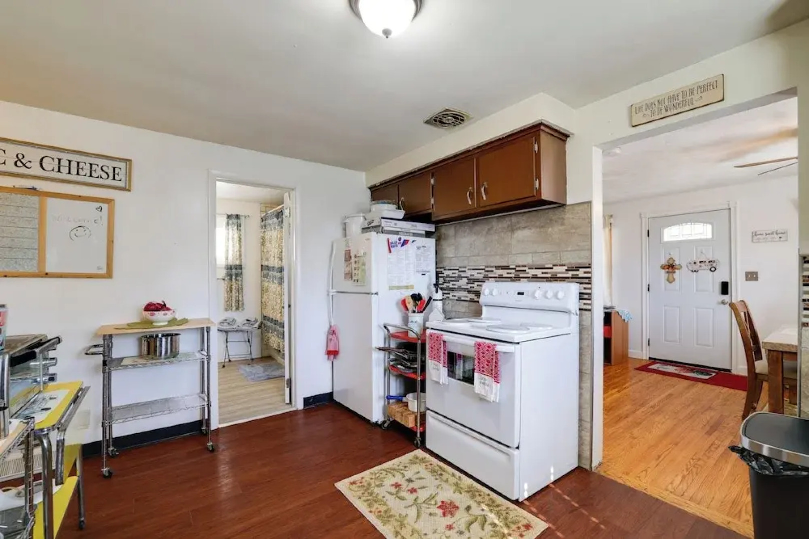 Large Private Yard: Home 14 Mi to Niagara Falls!