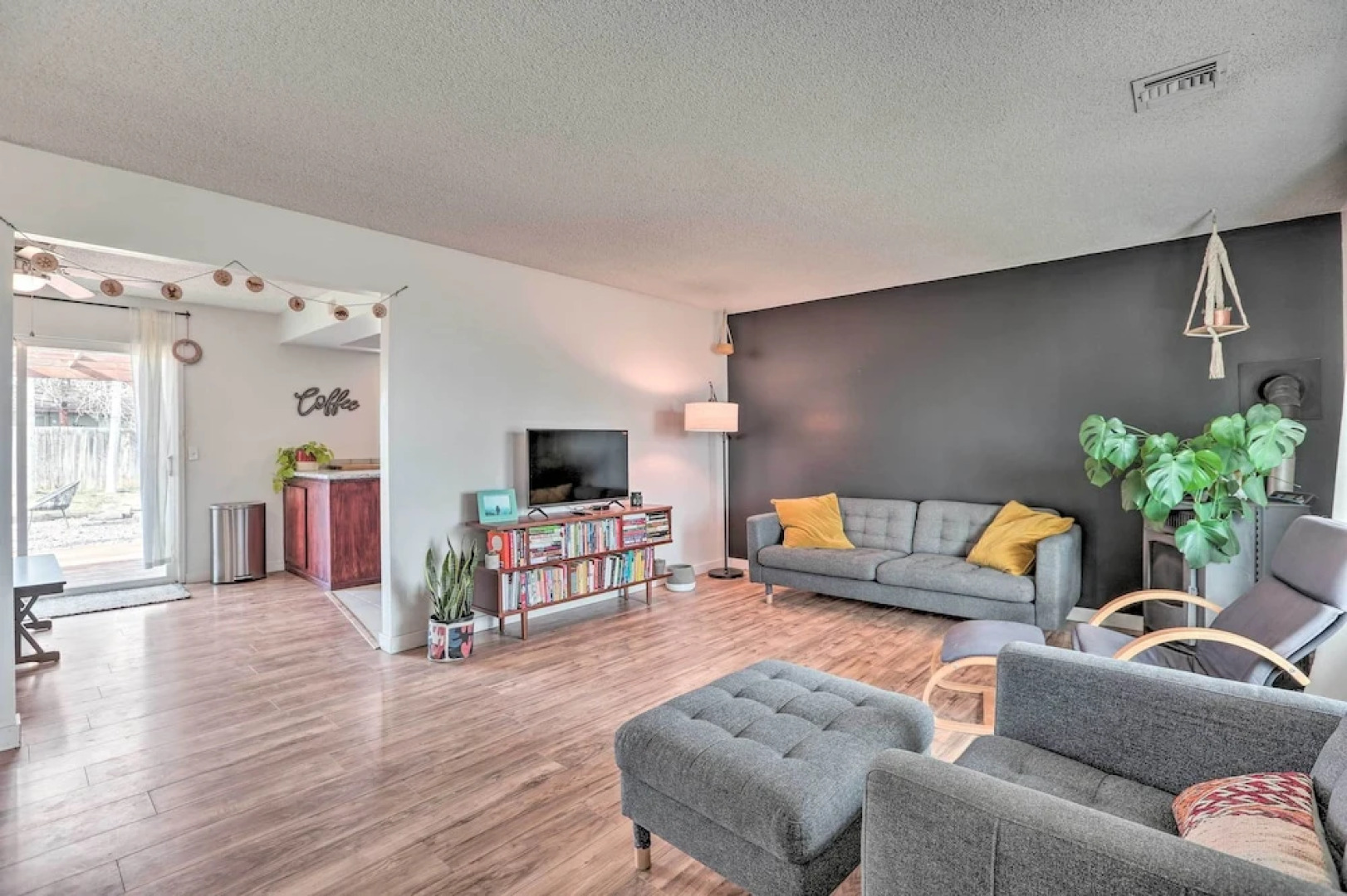 Relaxing Redmond Retreat: Golf, Hike & Ski!