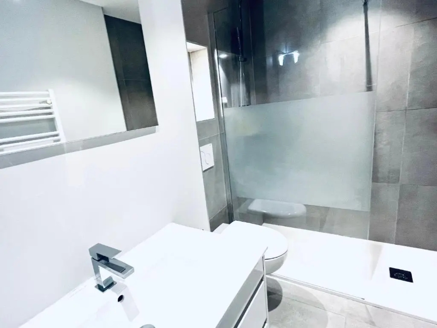 Le White Cosy à 5 minutes du Lac avec parking privatif gratuit