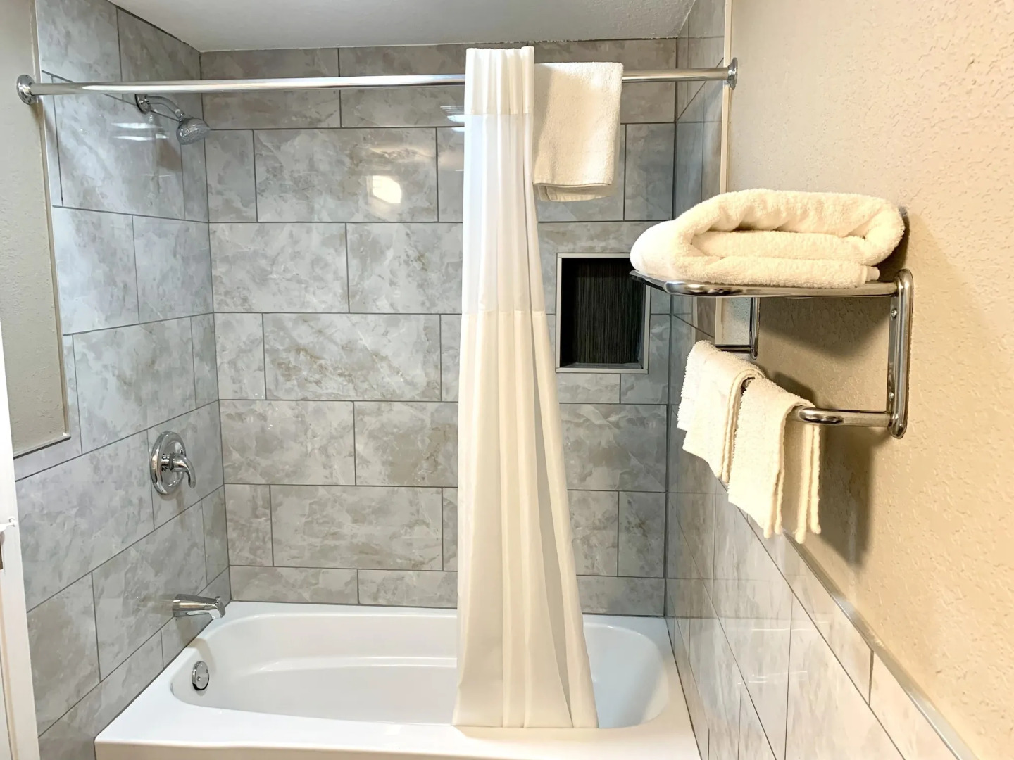 Hometowne Inn & Suites