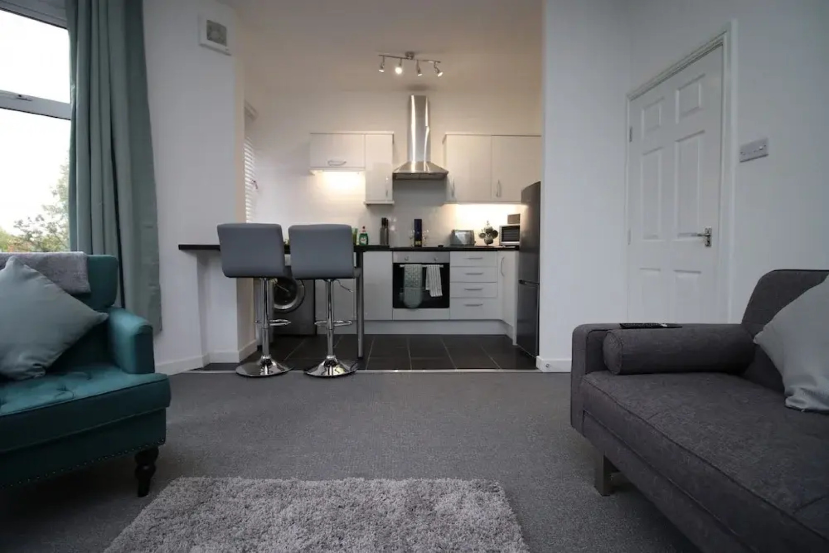 Dyzyn Living - City View City Center 5 Mins From Train Station