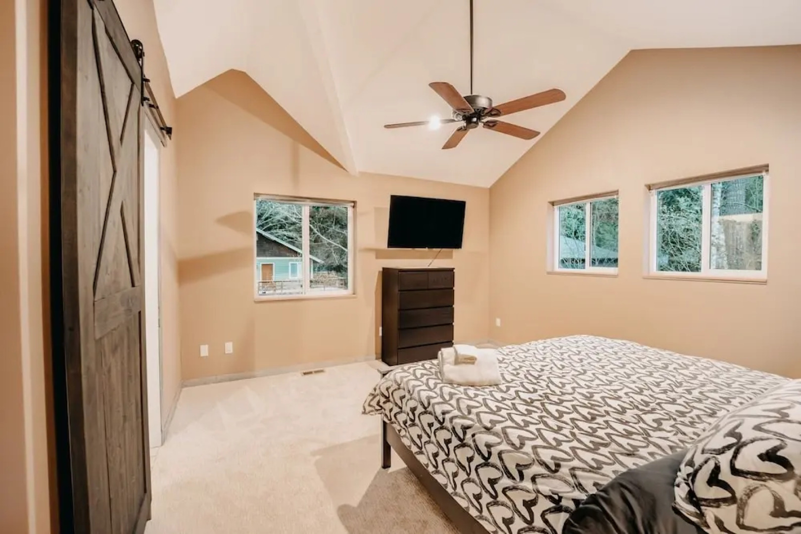 02gs - Hot Tub - Wifi - D/w - W/d - Sleeps 8 2 Bedroom Home by RedAwning