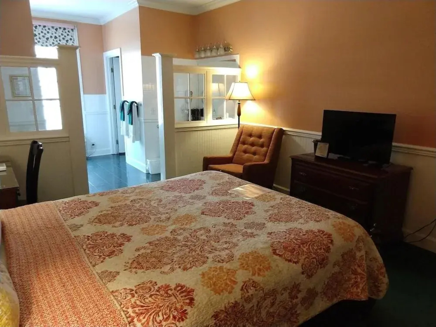 County Clare Irish Hotel & Pub