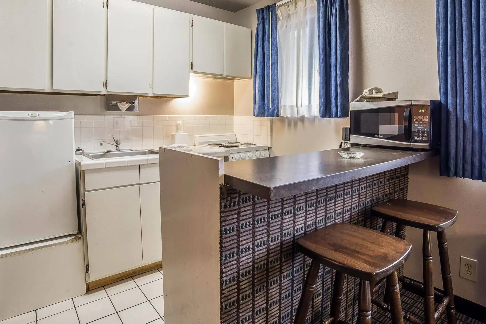 Econo Lodge Inn & Suites