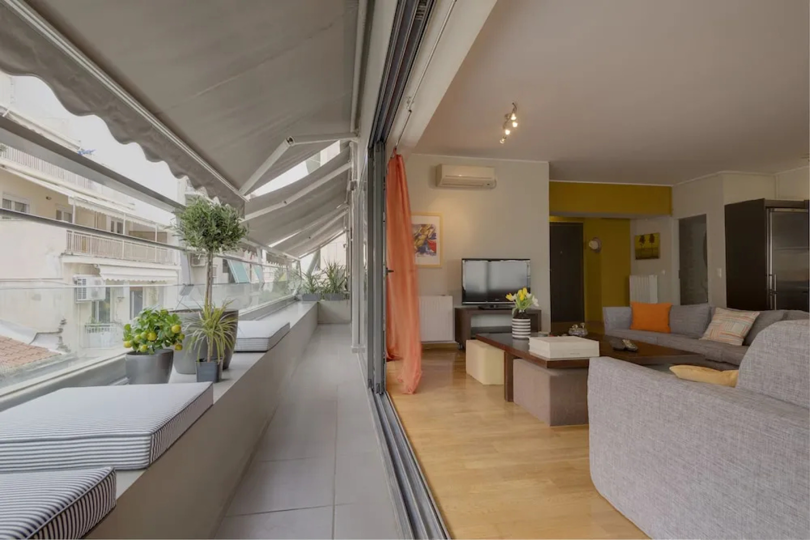 Minimal apt next to Acropolis