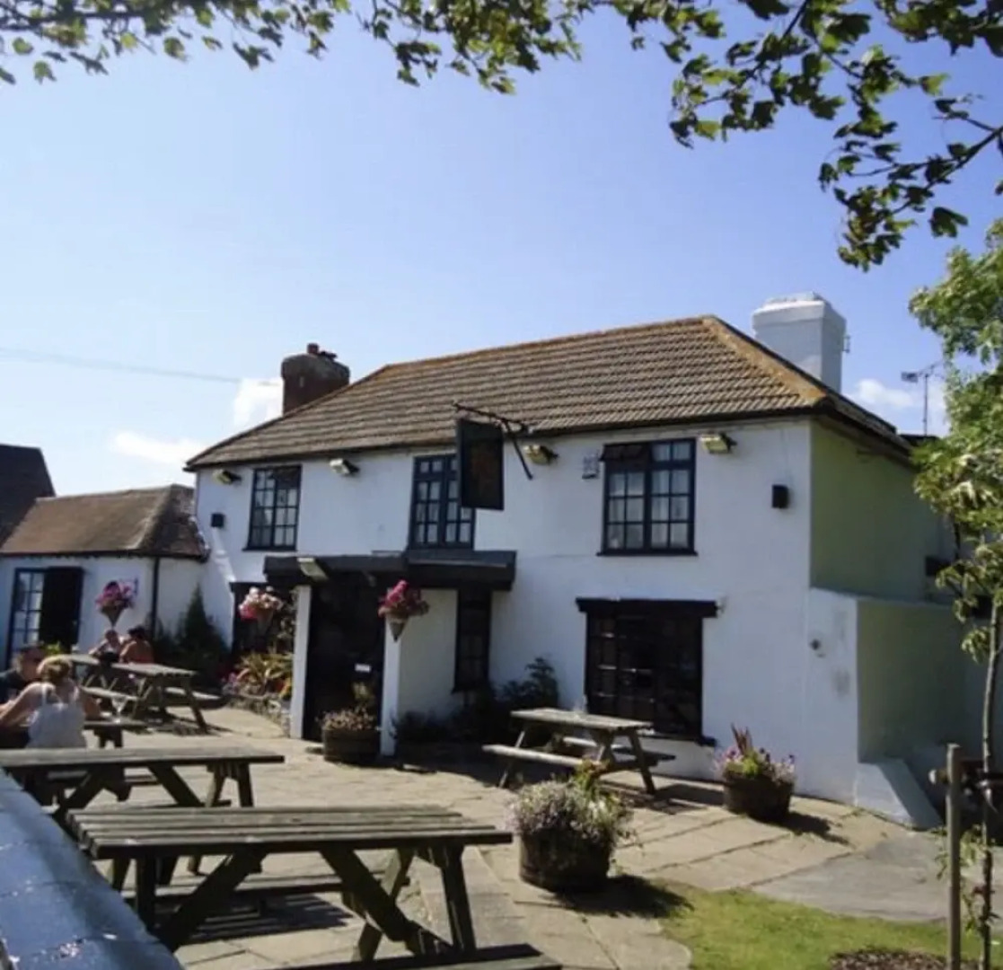 3 bed Bungalow minutes from the beach