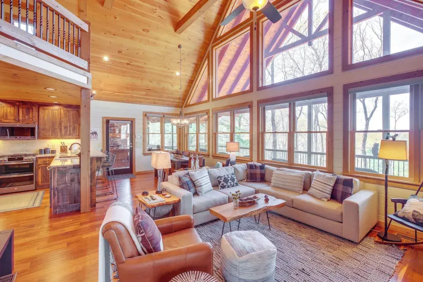 Luxury Mineral Bluff Cabin With Deck & Hot Tub!