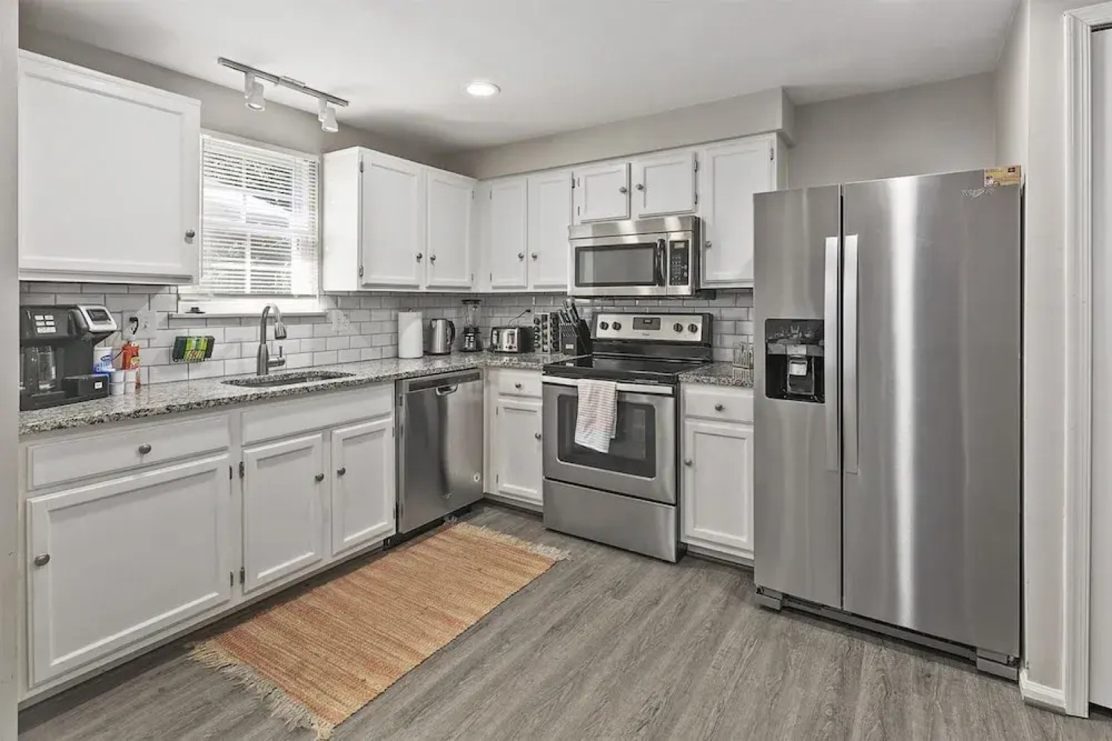 Top Rated Townhome - Largest Corner Unit With Patio, Deck, Basement, and new Luxury Mattresses! Self Checkin. Super Host Support!