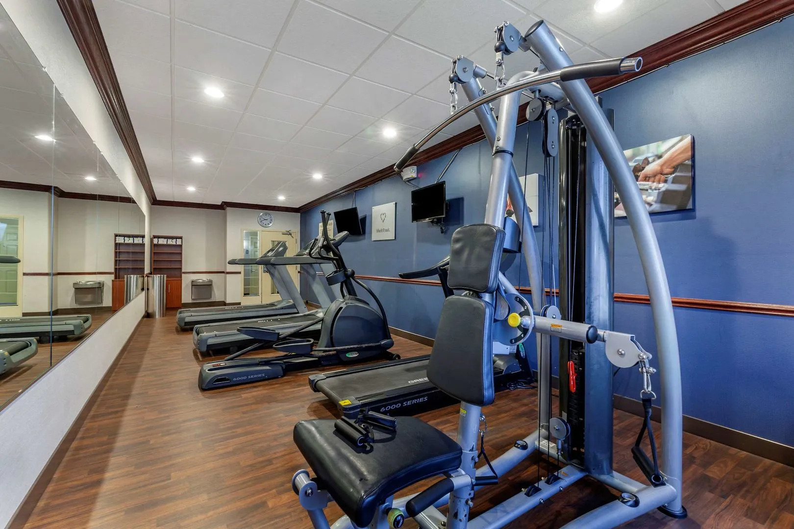 Holiday Inn Express & Suites Milwaukee Nw Park Place by IHG