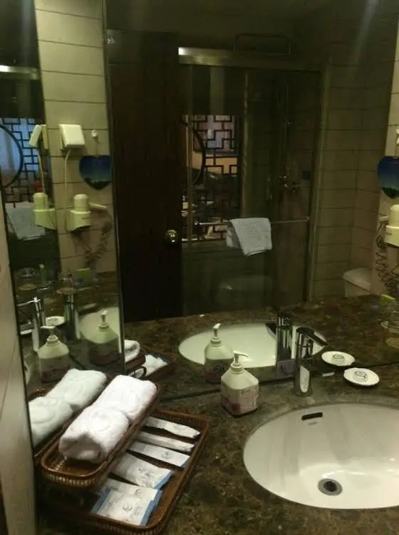 Red Crowned Crane Hotel