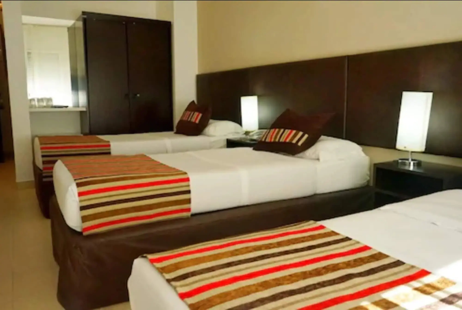De la Plaza Hotel