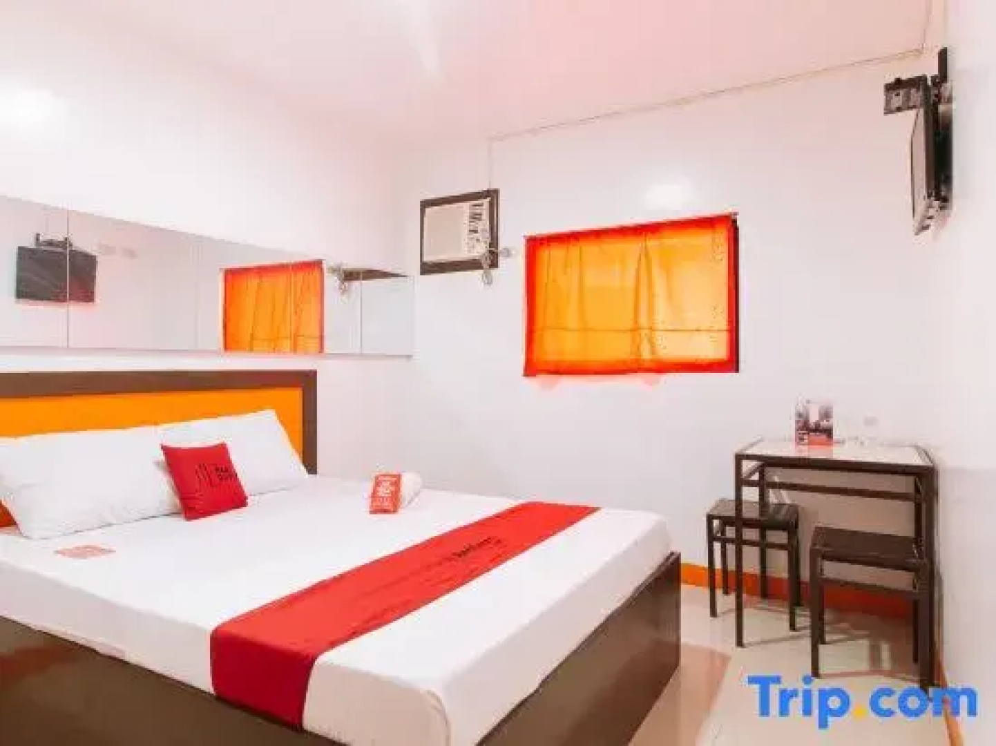 RedDoorz @ EL Runway Hotel Bulacan