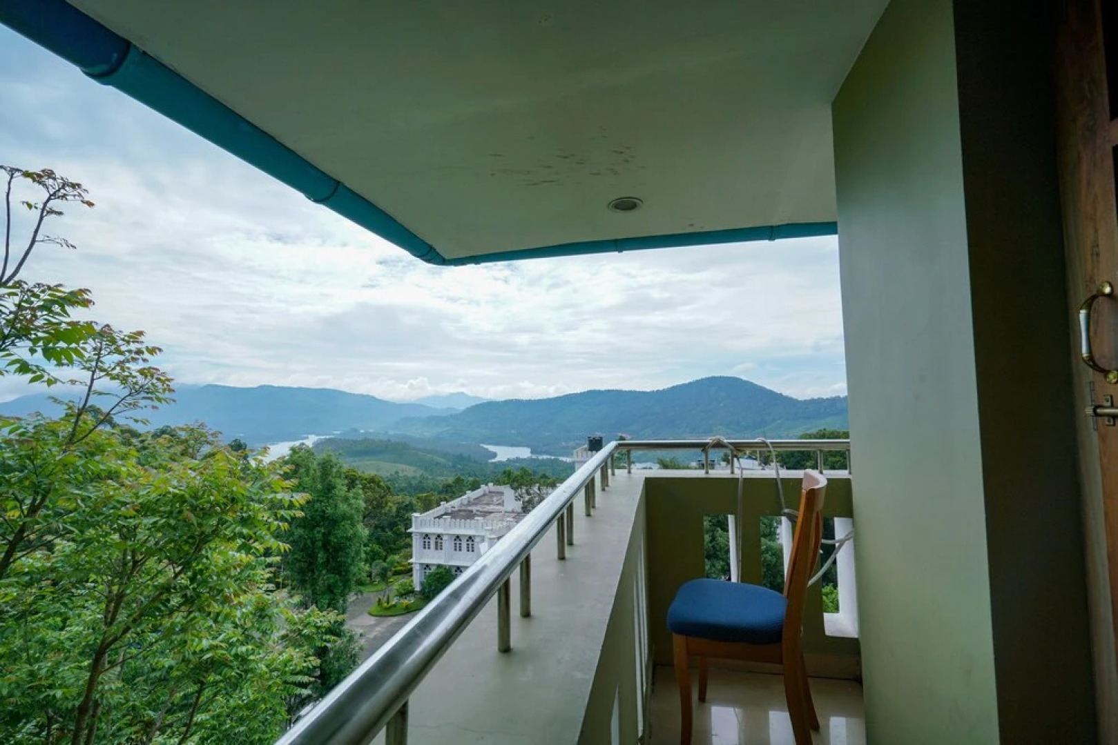 OYO 24059 Munnar Crown