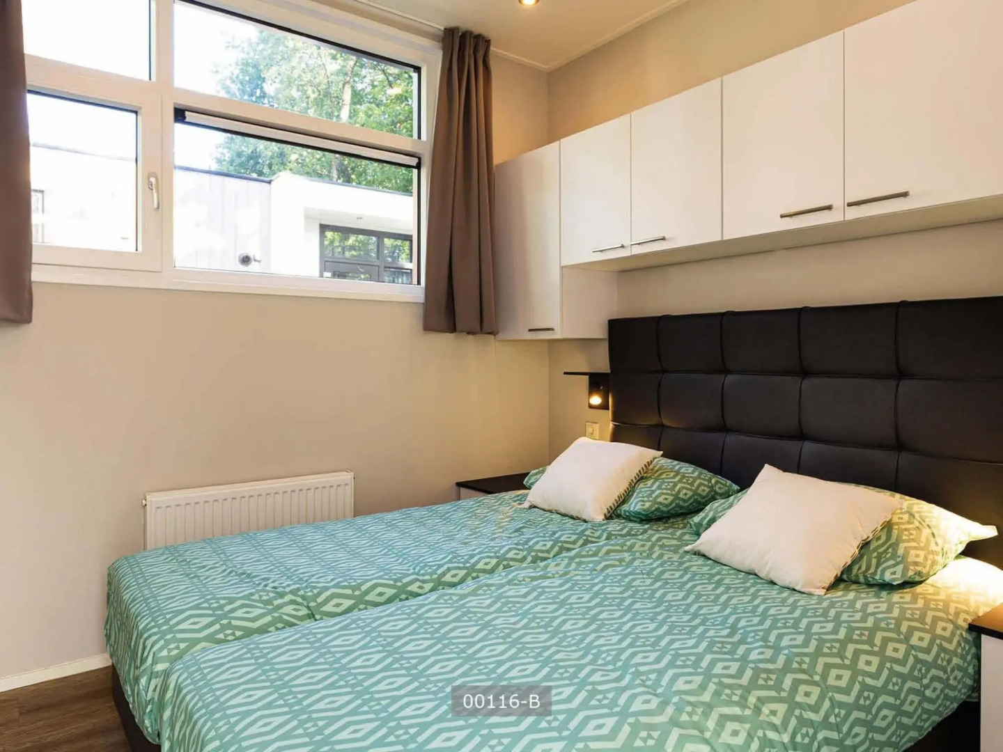 Detached, modern chalet with sauna and spa, in a holiday park, 8 km. from Hoorn