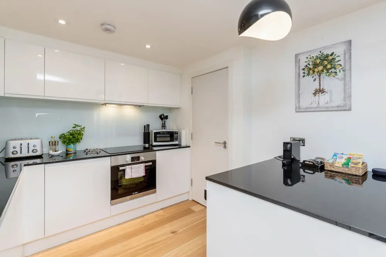 Large Windsor Apartment Free Parking Single or King Beds