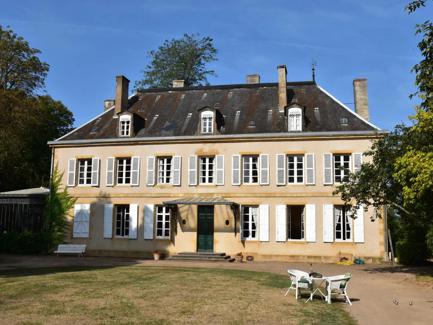 Vintage Mansion in Saint-aubin-sur-loire With Pool