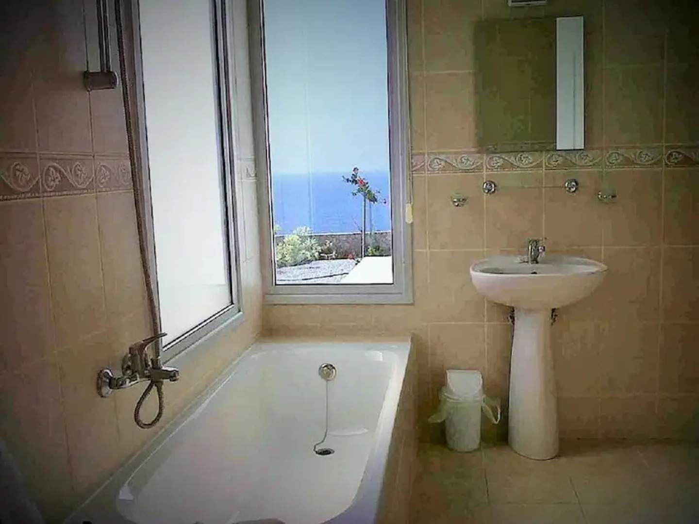 Sea Cliff villa, 4 beds, sleeps 2- 7, Free Wifi, Heated Pool option.