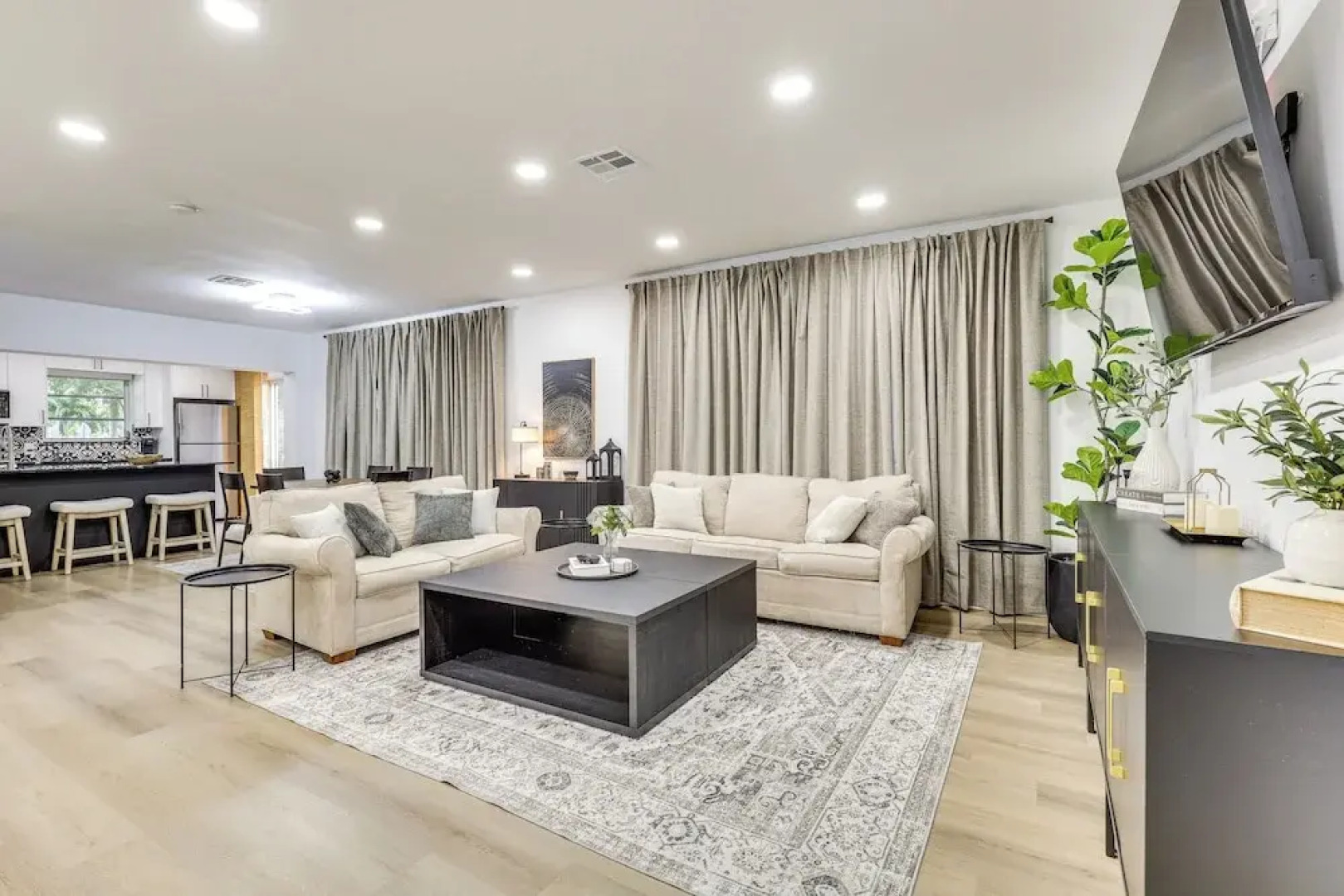 Walk to City Center: Modern Coral Springs Getaway