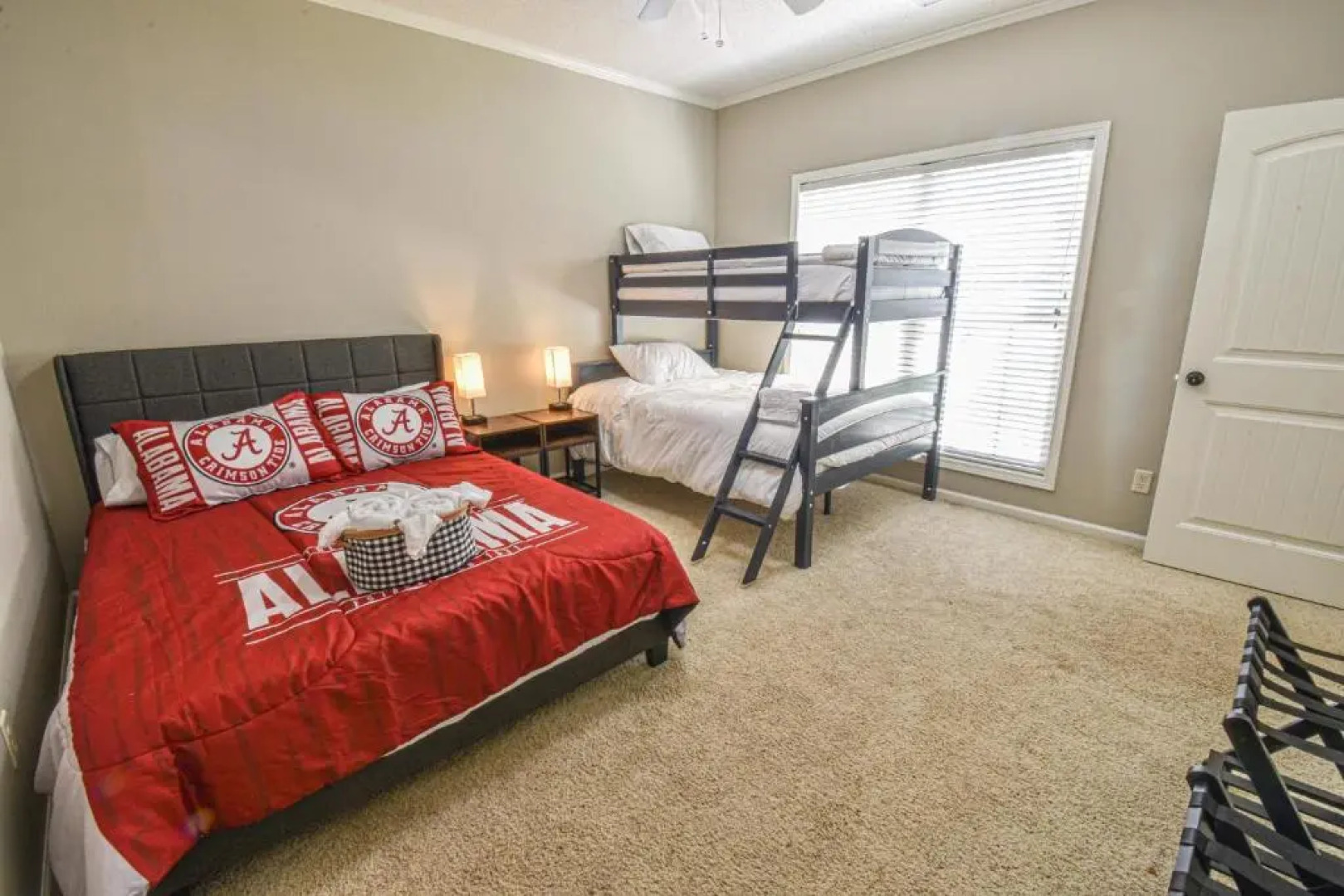 The Crimson Retreat Only 5 Miles to the Stadium BBQ Coffee Games