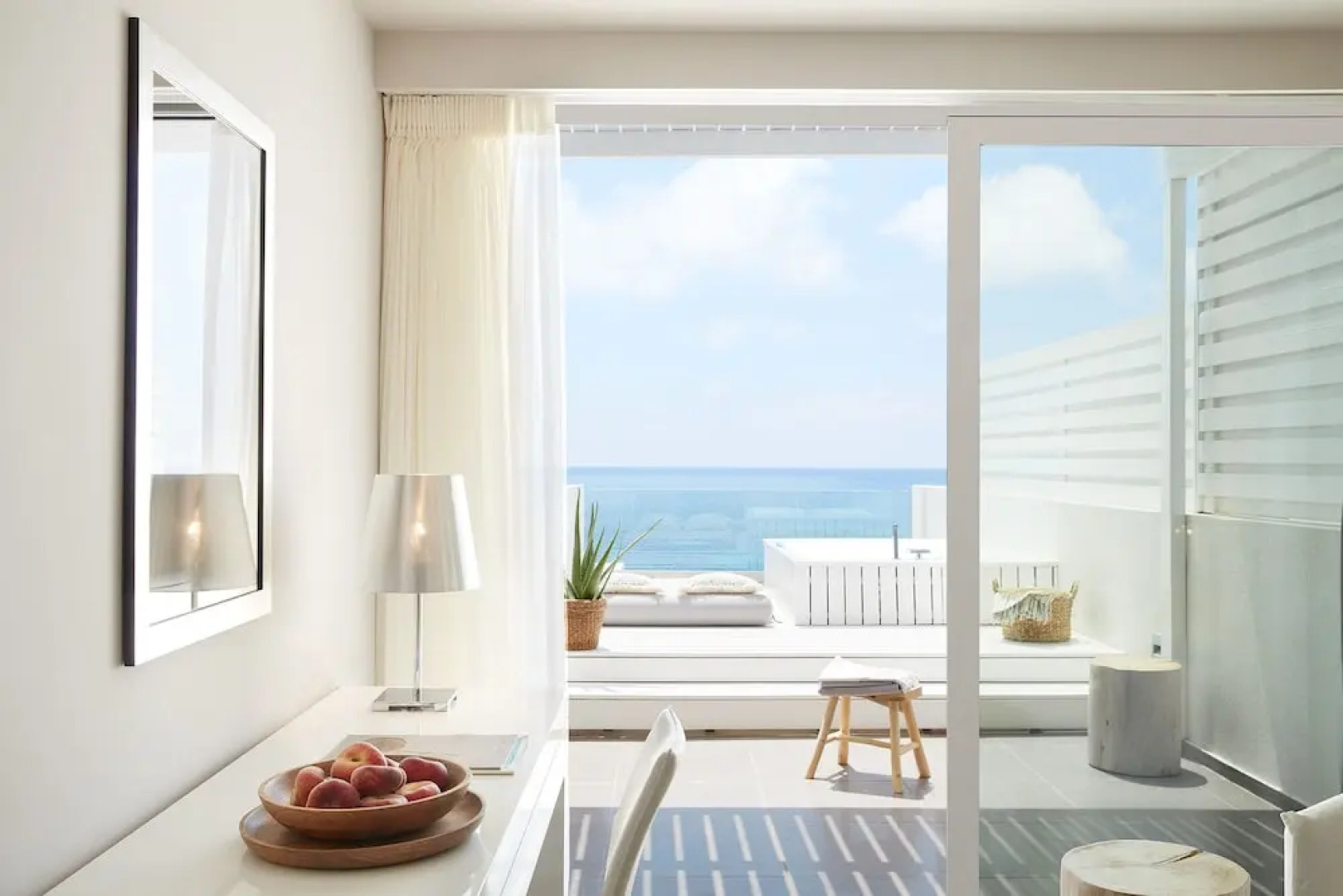 Lichnos Beach Hotel & Suites