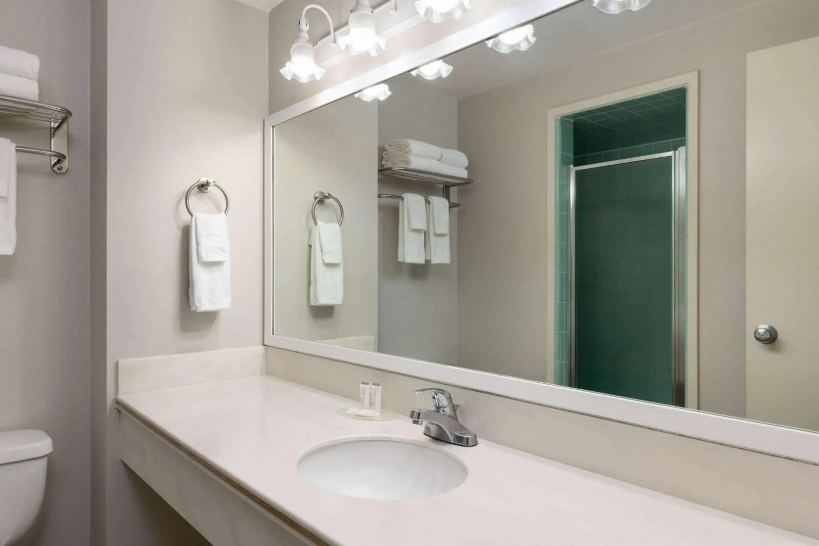 Travelodge by Wyndham Monterey Bay