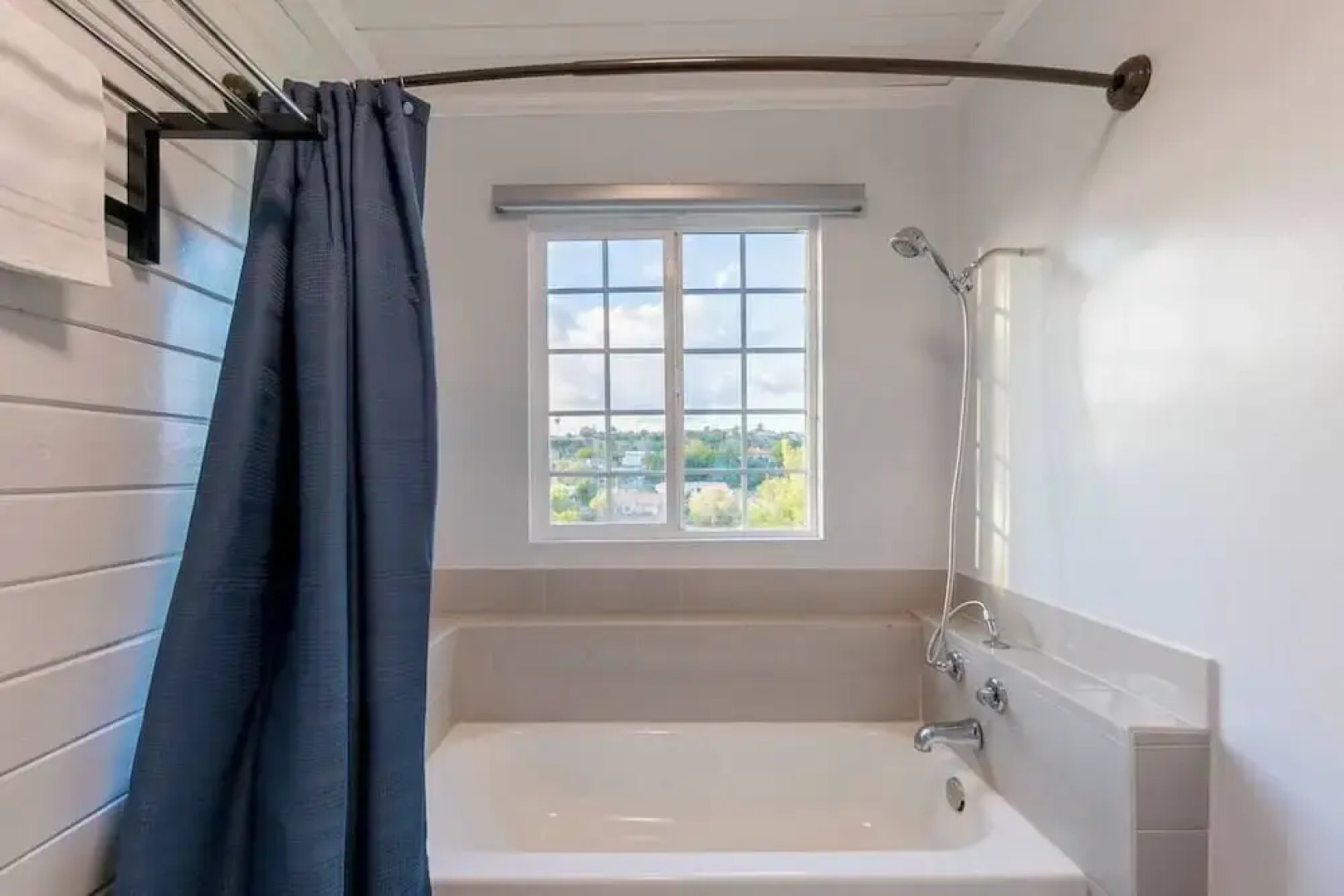 Stunning LA Luxury Retreat: Ideal for Work or Play