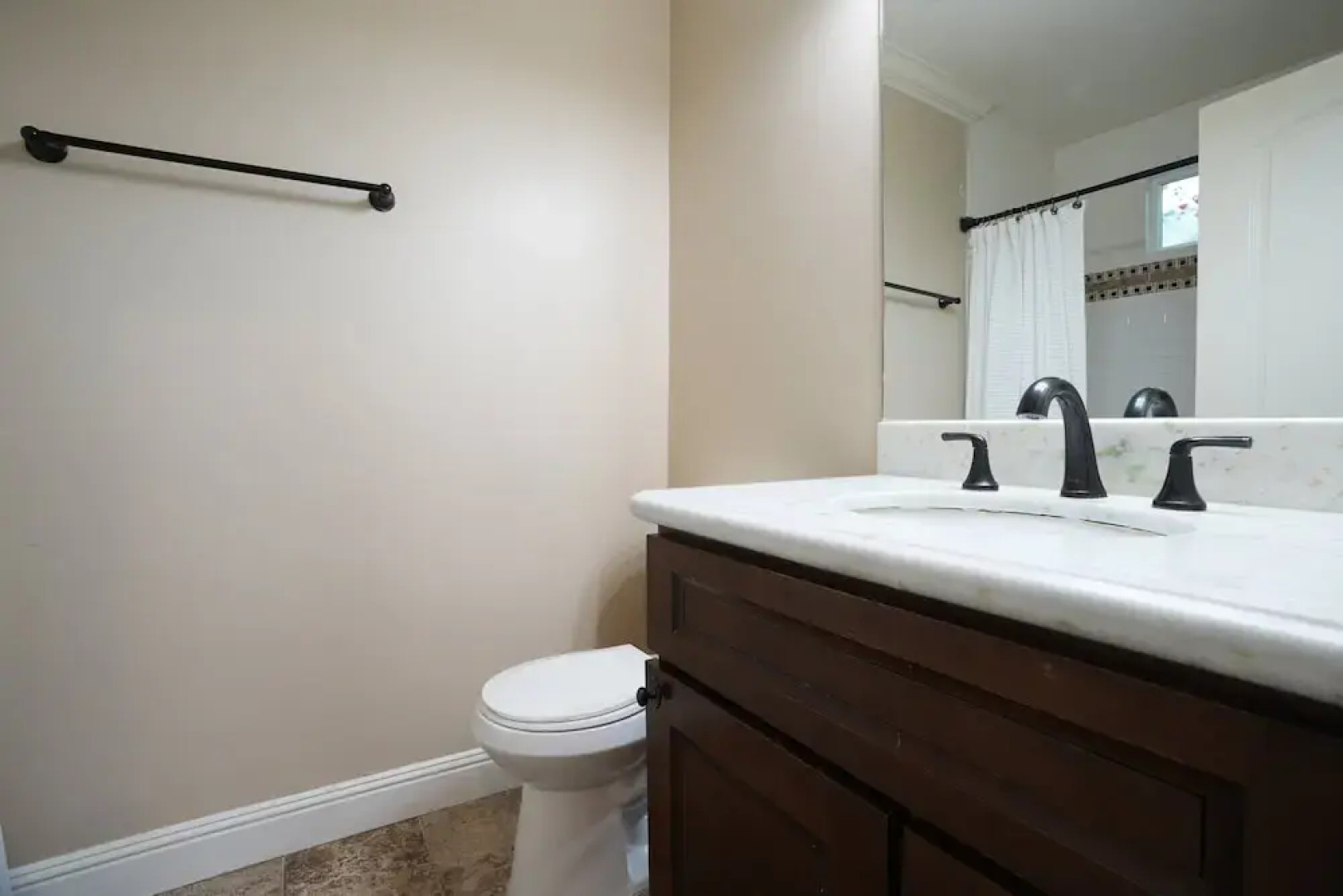 Incredible Estate 5 Bedrooms 3 Bathroom W/resort Style Rock Pool & Jacuzzi