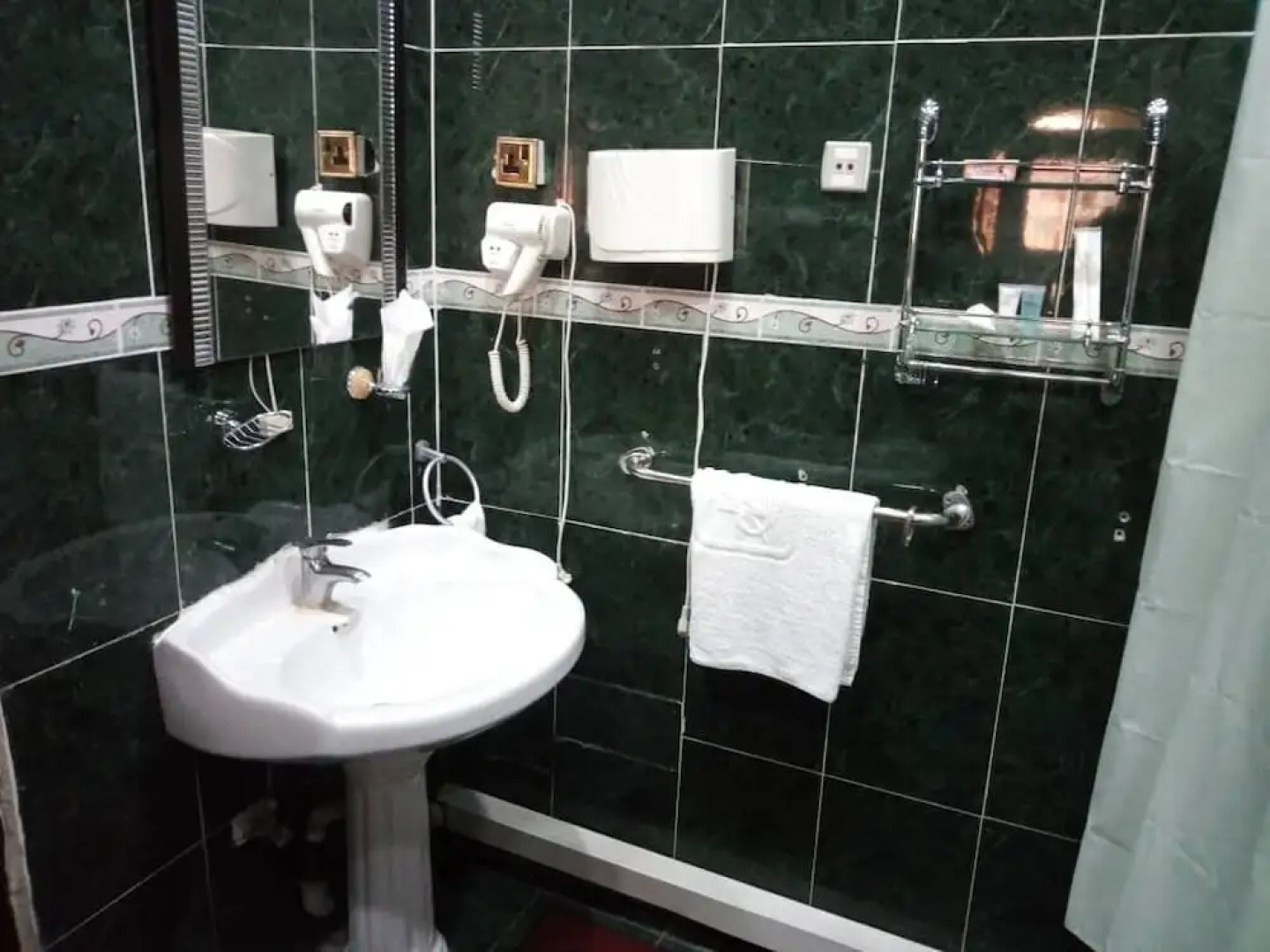 Pathfinder Hotel And Holiday Inn