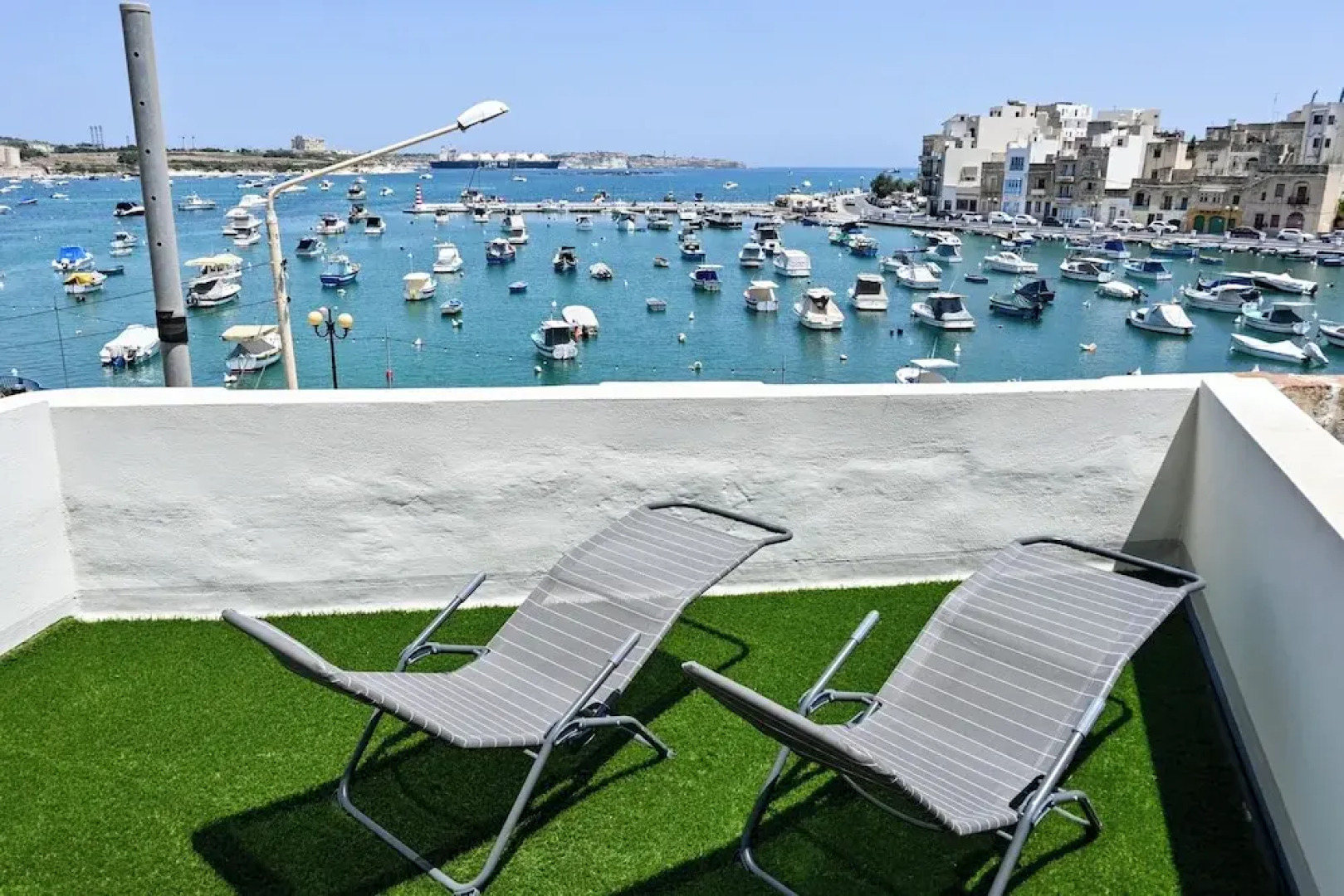 A Cosy Nest Overlooking The Sea