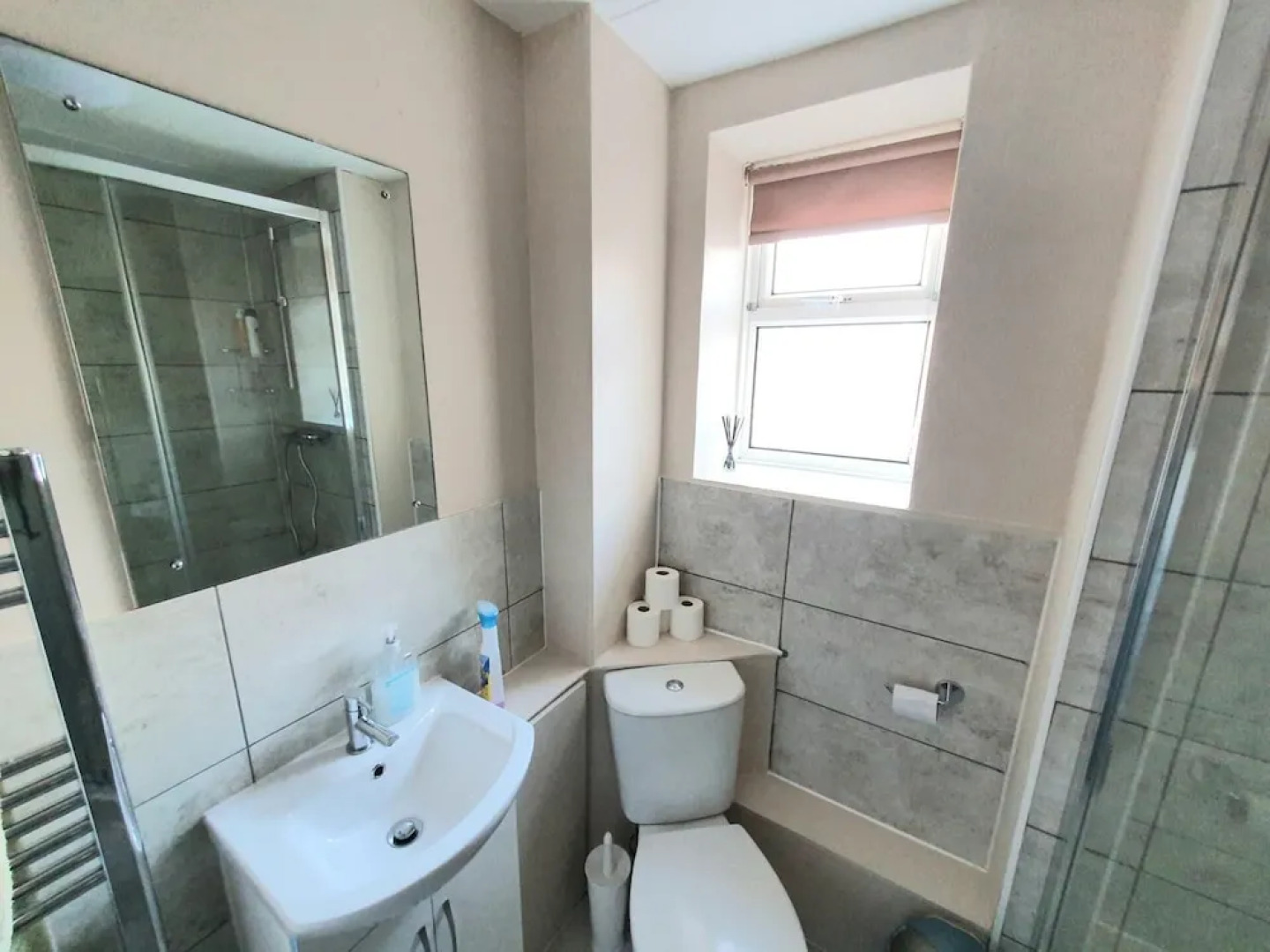 2-bed Flat With Superfast Wi-fi DW Lettings 9WW