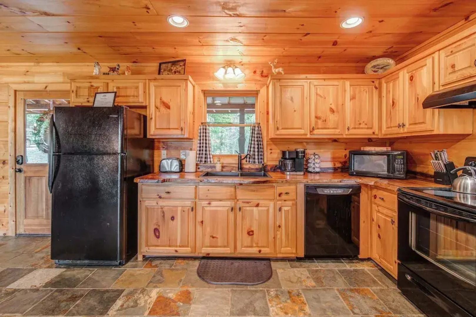 Gorgeous & Secluded 3 BDR Cabin in Mineral Bluff!