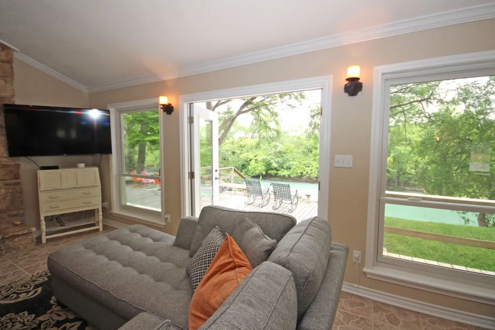 Maverick's River Retreat 3 Bedrooms 2 Bathrooms Home