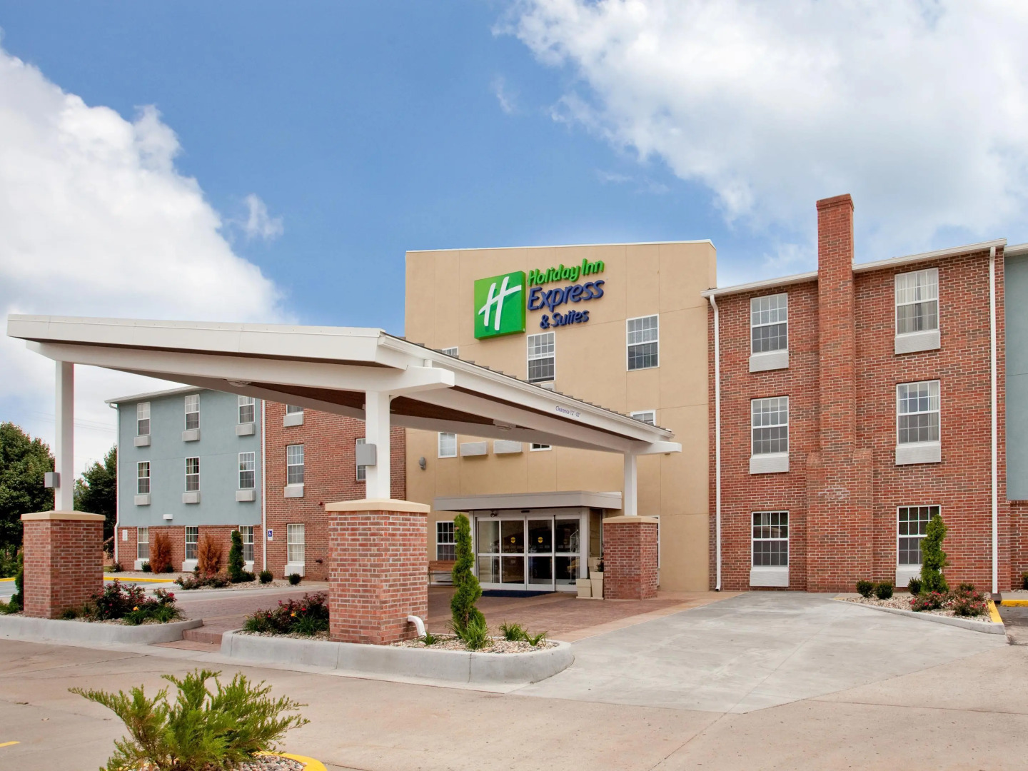 Holiday Inn Express & Suites North Kansas City by IHG