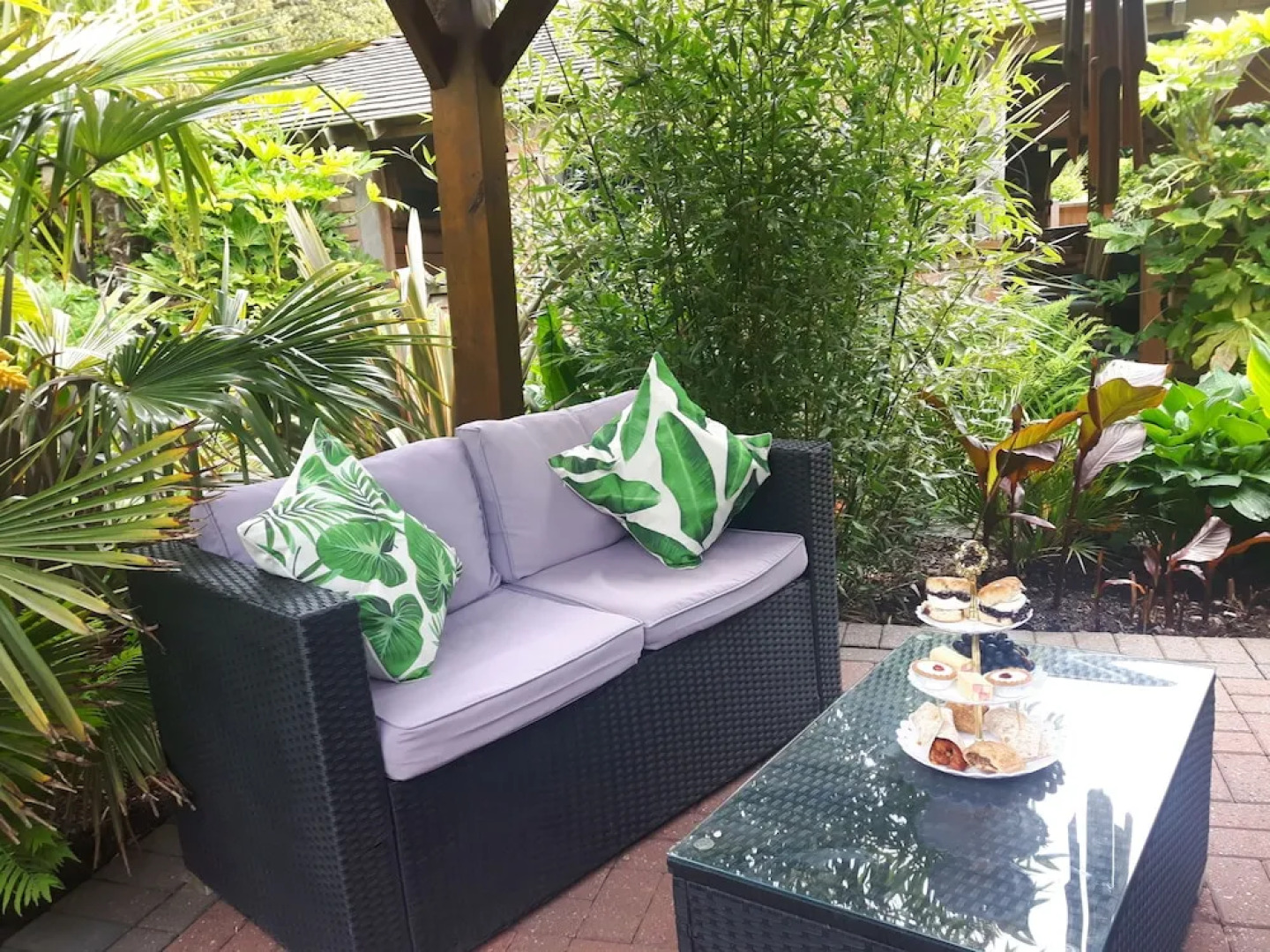 Cabin set in a Beautiful Romantic Tropical Garden