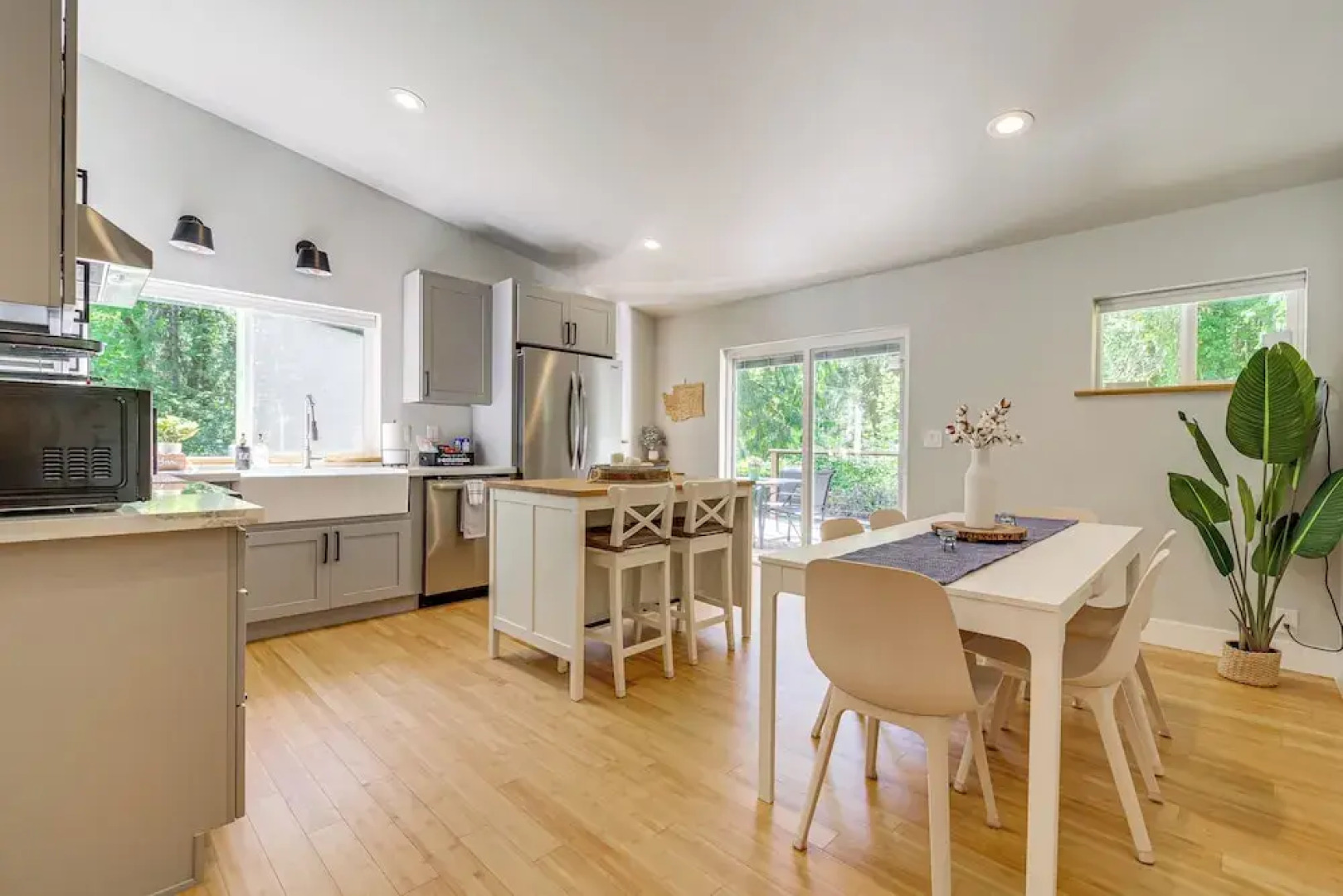 Deck, Hot Tub & Views: Sleek Getaway in Index!