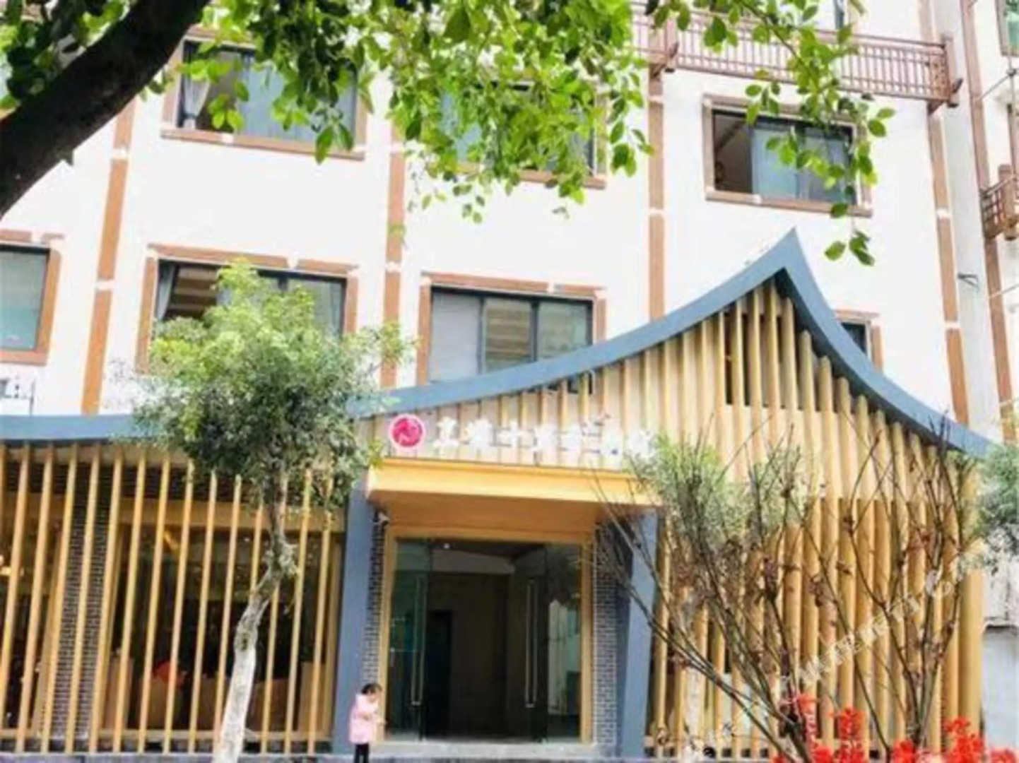 Zhengba Shilixiang Courtyard (Luding Daduhe Bridge)