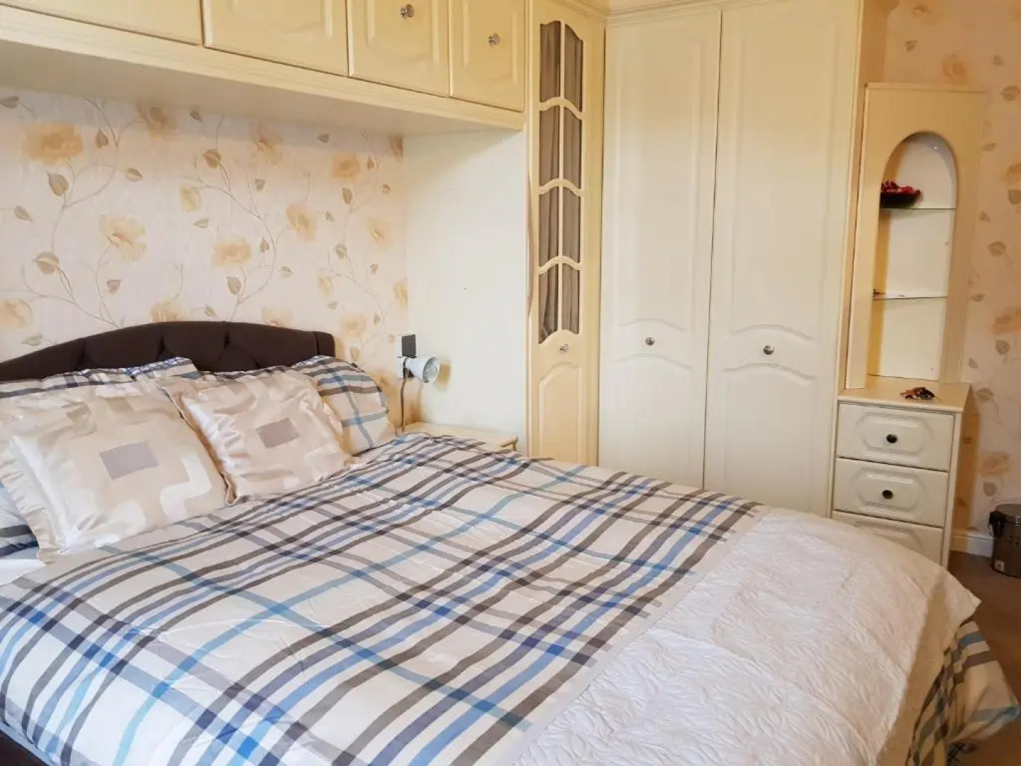 Spacious Bungalow in Romford with parking